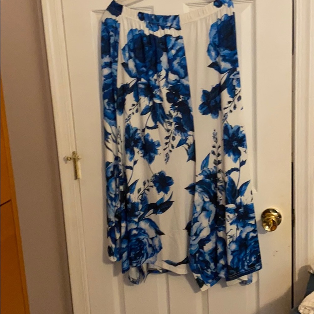 Beautiful long skirt. Silky light weight.